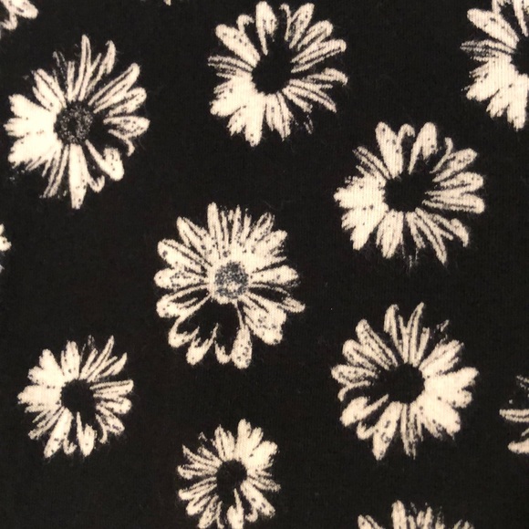 Cropped black and white daisy top - Picture 3 of 3
